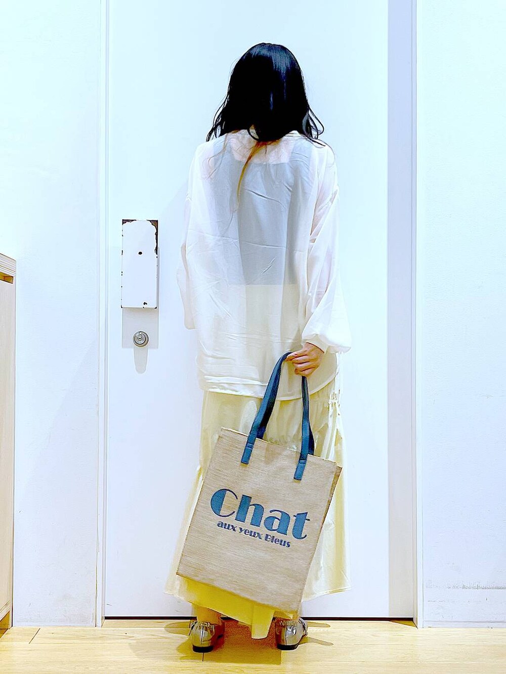 その他のパンプス、ブルー系のトートバッグ、ベージュ系のその他トップスを着用したレディースの春コーディネートの5枚目の写真