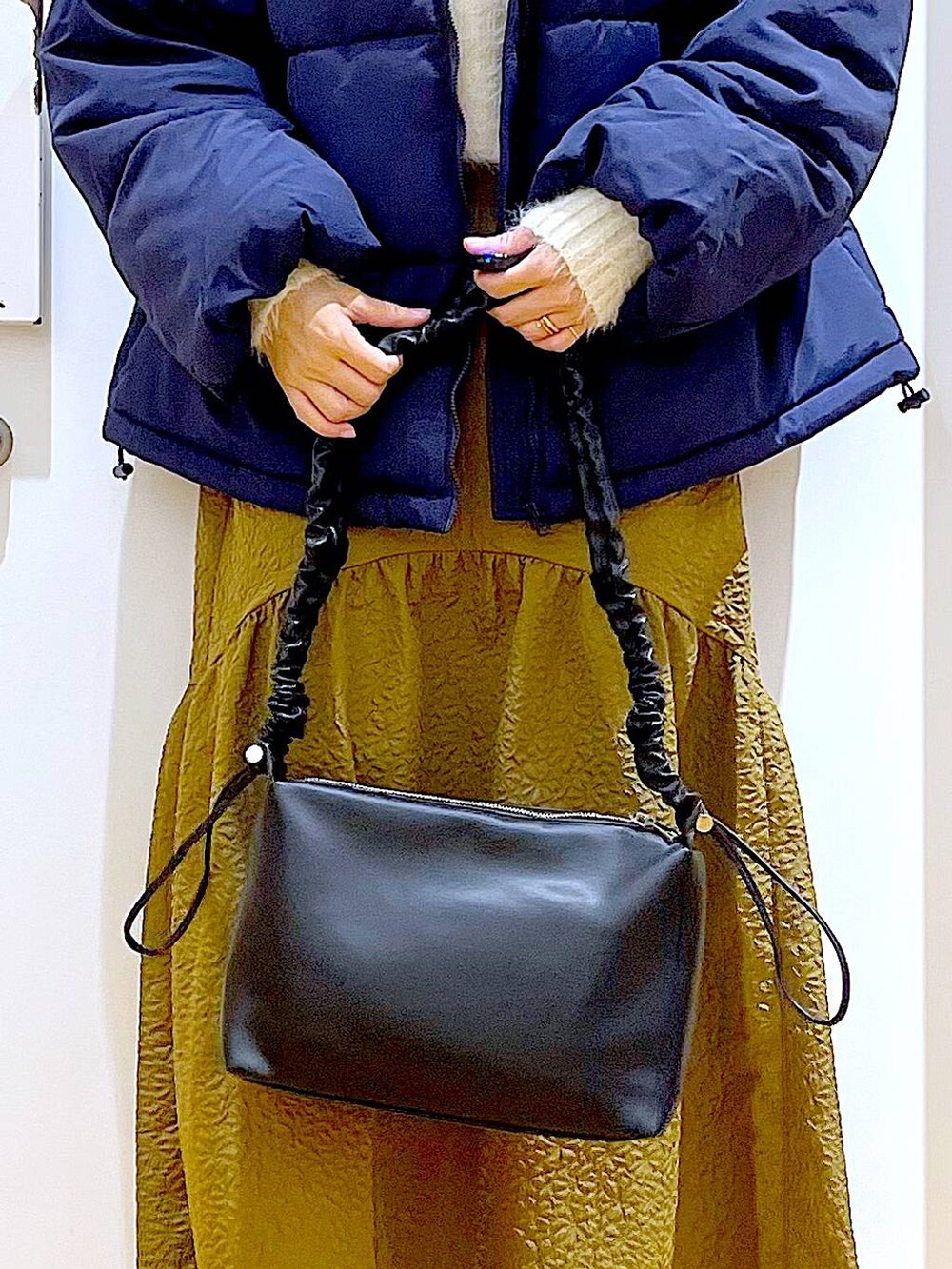 「リラックス、若見え、ゆったり、休日コーデ、骨格ウェーブ、LAKOLE、アウター、冬コーデ、ニット、スカート、カジュアル、楽ちんコーデ、ショルダーバッグ、ブーツ、旅行」｜「LAKOLEのギャザー2WAYショルダーバッグ / 962999（ショルダーバッグ、ブラック系）」を使った、あおき@LAKOLE海老名さん（レディース・156cm）の冬コーディネートの9枚目の写真