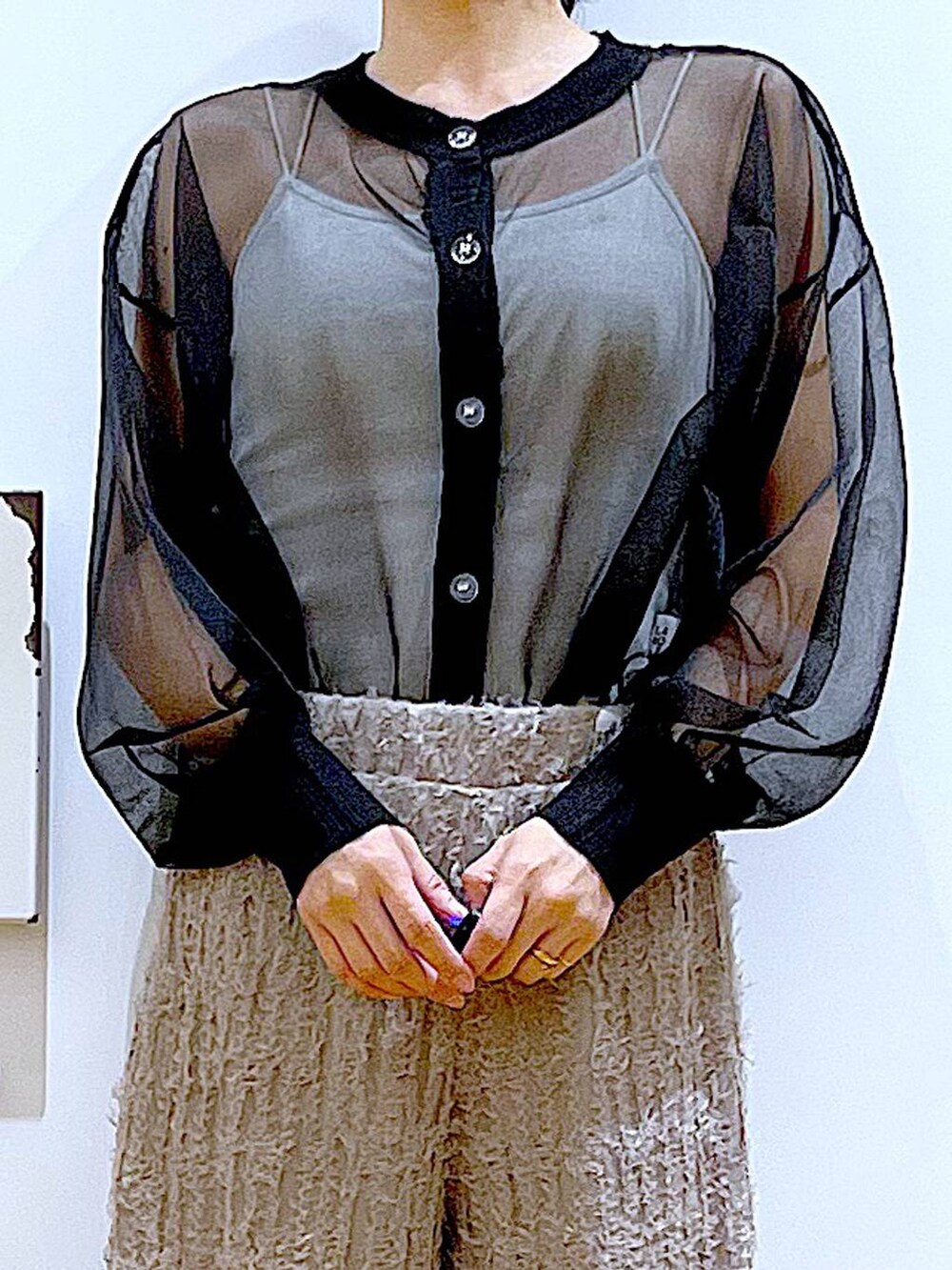 ブラック系のショルダーバッグ、ブラック系のサンダル、ブラック系のカーディガン/ボレロを着用したレディースの夏コーディネートの7枚目の写真