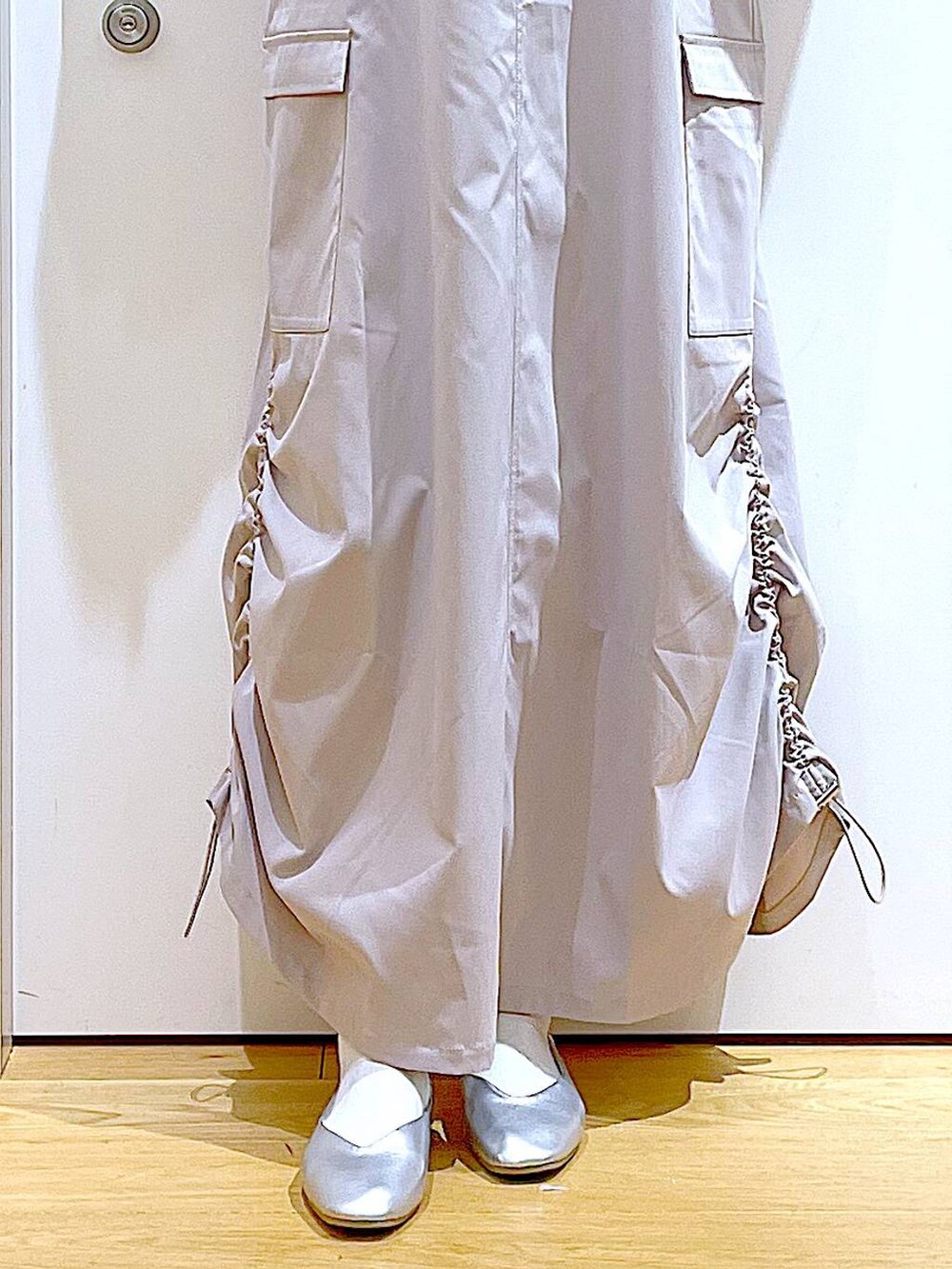 ブラック系のボストンバッグ、シルバー系のパンプス、グレー系のシャツ/ブラウスを着用したレディースの春コーディネートの8枚目の写真