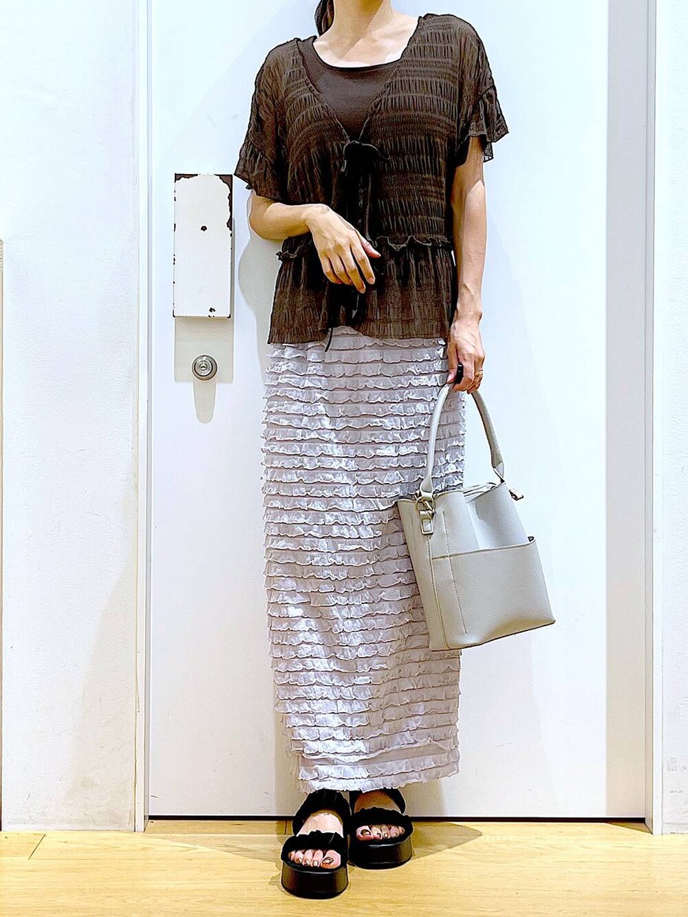 ブラック系のサンダル、グレー系のショルダーバッグ、グレー系のスカートを着用したレディースの秋コーディネートの6枚目の写真