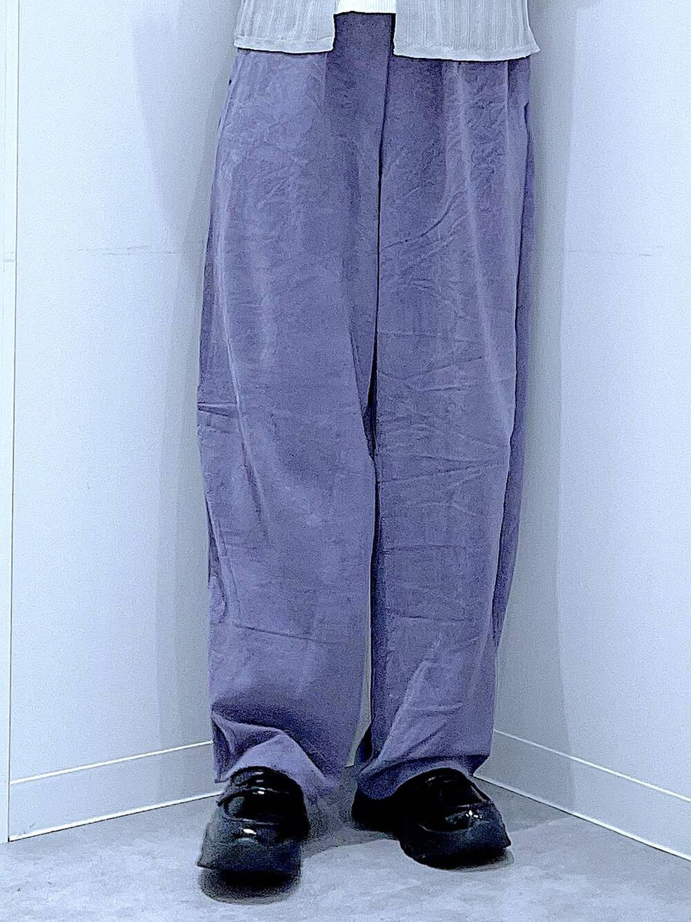 ブラック系のショルダーバッグ、ブラック系のローファー、グレー系のニット/セーターを着用したレディースの秋コーディネートの8枚目の写真