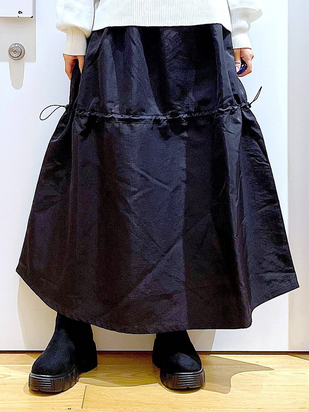 「リラックス、若見え、ゆったり、休日コーデ、骨格ウェーブ、LAKOLE、ニット、冬コーデ、スカート、ベーシック/シンプル、カジュアル、ブーツ、楽ちんコーデ」｜「LAKOLEのメロウタートルインナー / 961223（Tシャツ/カットソー、ブラック系）」を使った、あおき@LAKOLE海老名さん（レディース・156cm）の冬コーディネートの8枚目の写真