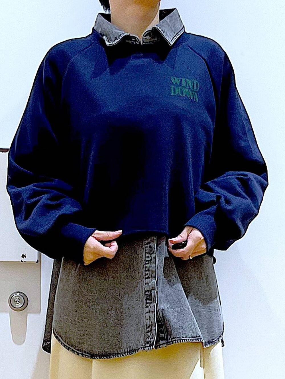 「リラックス、若見え、ゆったり、休日コーデ、骨格ウェーブ、LAKOLE、シャツ、スウェット、スカート、カジュアルコーデ、レイヤードスタイル、ローファー、ショルダーバッグ、春コーデ、おでかけ」｜「LAKOLEのギャザーコインローファー / 135004（ローファー、シルバー系）」を使った、あおき@LAKOLE海老名さん（レディース・156cm）の冬コーディネートの7枚目の写真