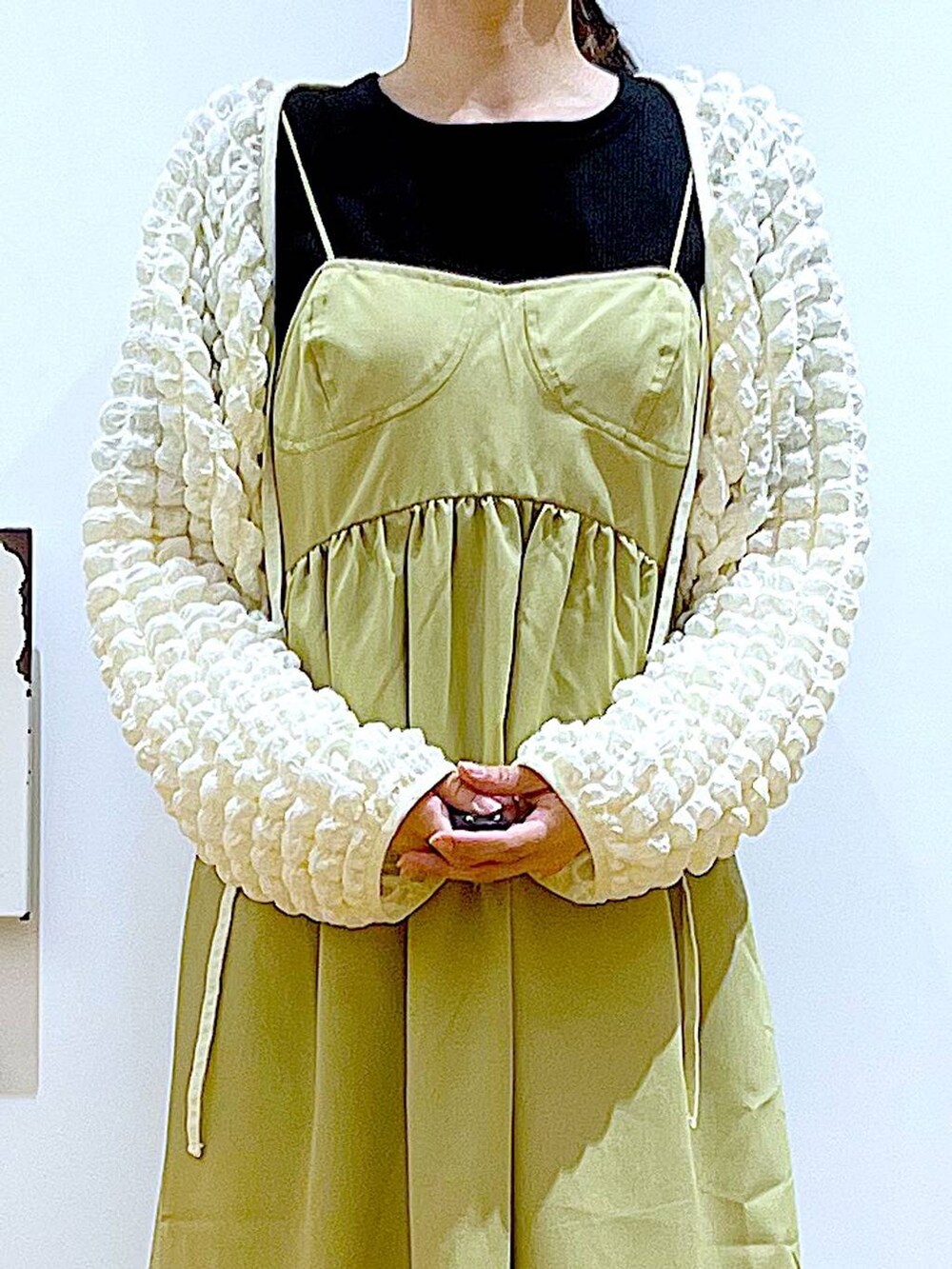 ブラック系のサンダル、ホワイト系のトートバッグ、ベージュ系のカーディガン/ボレロを着用したレディースの夏コーディネートの7枚目の写真