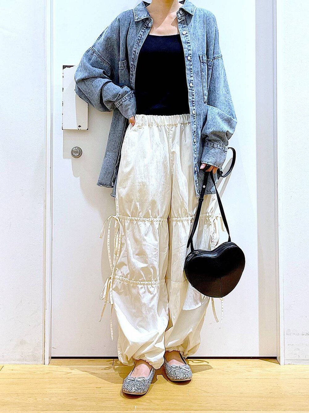 ブラック系のショルダーバッグ、シルバー系のパンプス、ブルー系のシャツ/ブラウスを着用したレディースの秋コーディネートの6枚目の写真