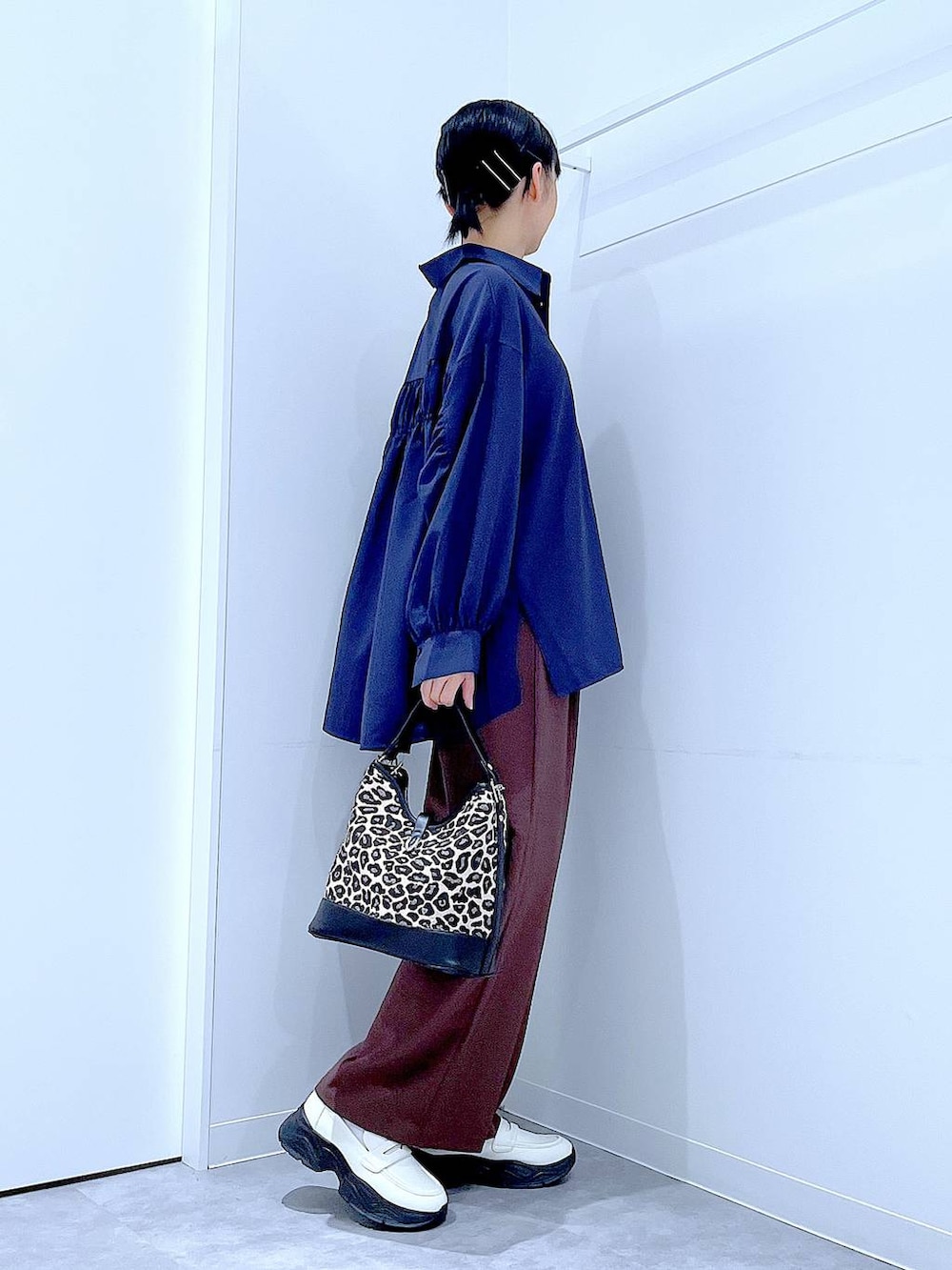 ブラウン系のその他パンツ、ホワイト系のローファー、その他のショルダーバッグを着用したレディースの秋コーディネートの4枚目の写真