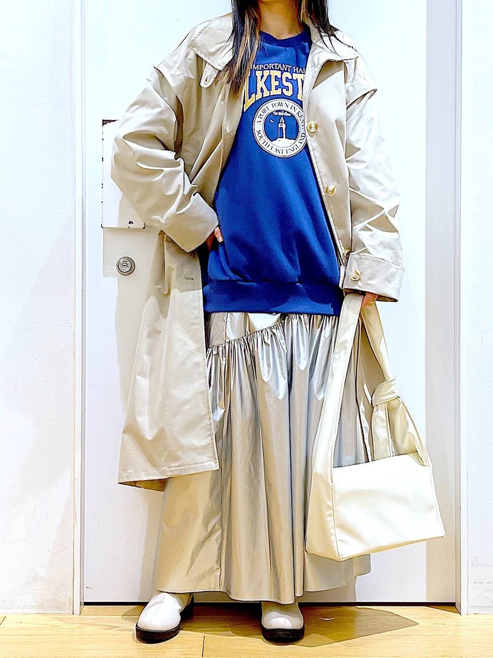 ベージュ系のその他アウター、シルバー系のスカート、ブルー系のスウェットを着用したレディースの春コーディネートの6枚目の写真