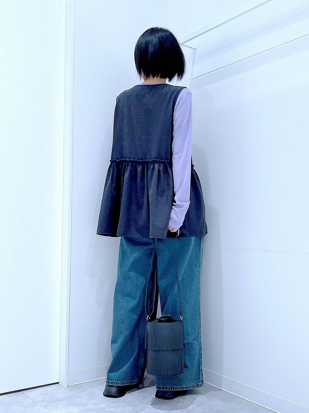 パープル系のTシャツ/カットソー、ブラック系のローファー、ブラック系のショルダーバッグを着用したレディースの秋コーディネートの5枚目の写真