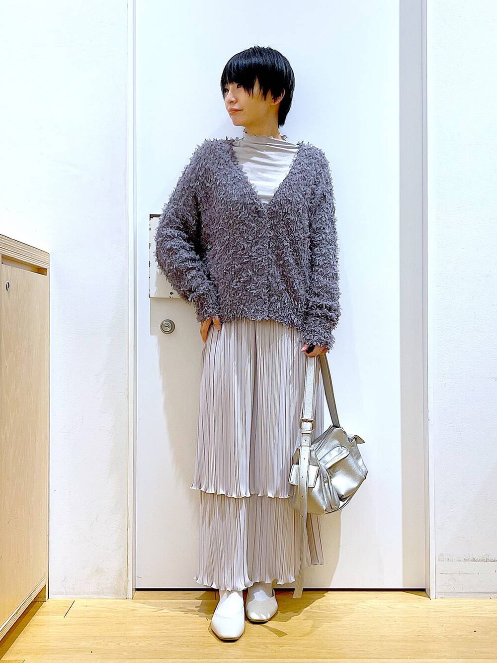 グレー系のTシャツ/カットソー、その他のショルダーバッグ、ホワイト系のパンプスを着用したレディースの春コーディネートの2枚目の写真