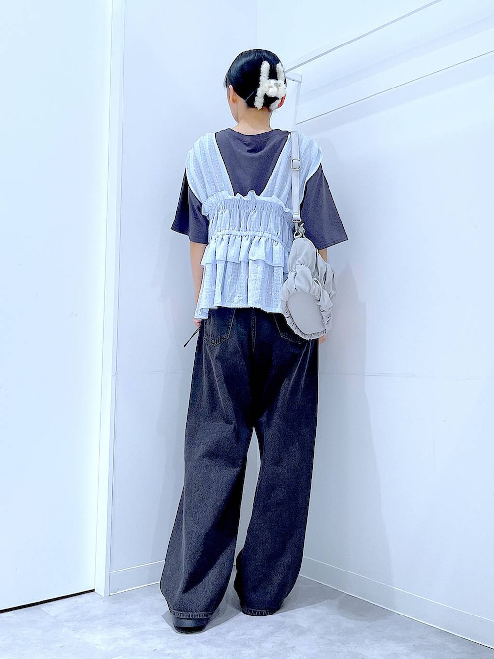 ブラック系のデニムパンツ、グレー系のTシャツ/カットソー、ブルー系のベストを着用したレディースの夏コーディネートの5枚目の写真