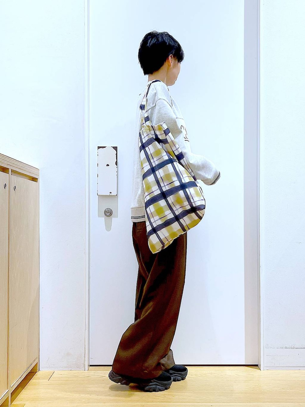 ブラック系のブーツ、その他のトートバッグ、ブラウン系のその他パンツを着用したレディースの冬コーディネートの4枚目の写真