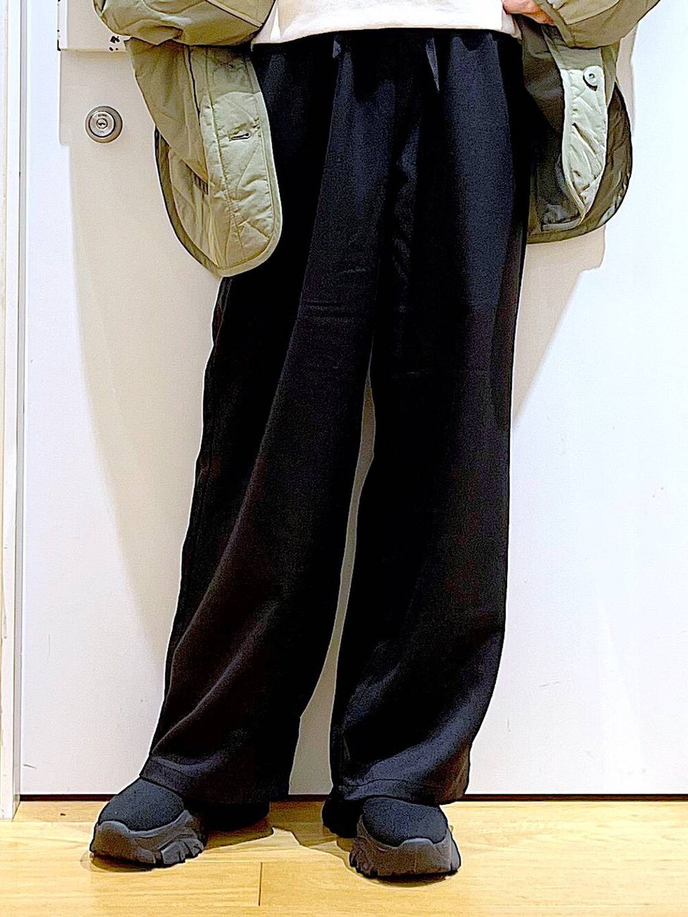 ブラック系のショルダーバッグ、ホワイト系のスウェット、ブラック系のブーツを着用したレディースの秋コーディネートの8枚目の写真