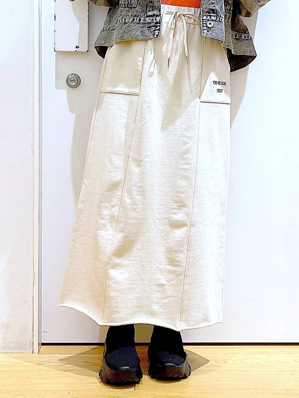 ブラック系のブーツ、その他のトートバッグ、ブラック系のデニムジャケットを着用したレディースの春コーディネートの8枚目の写真