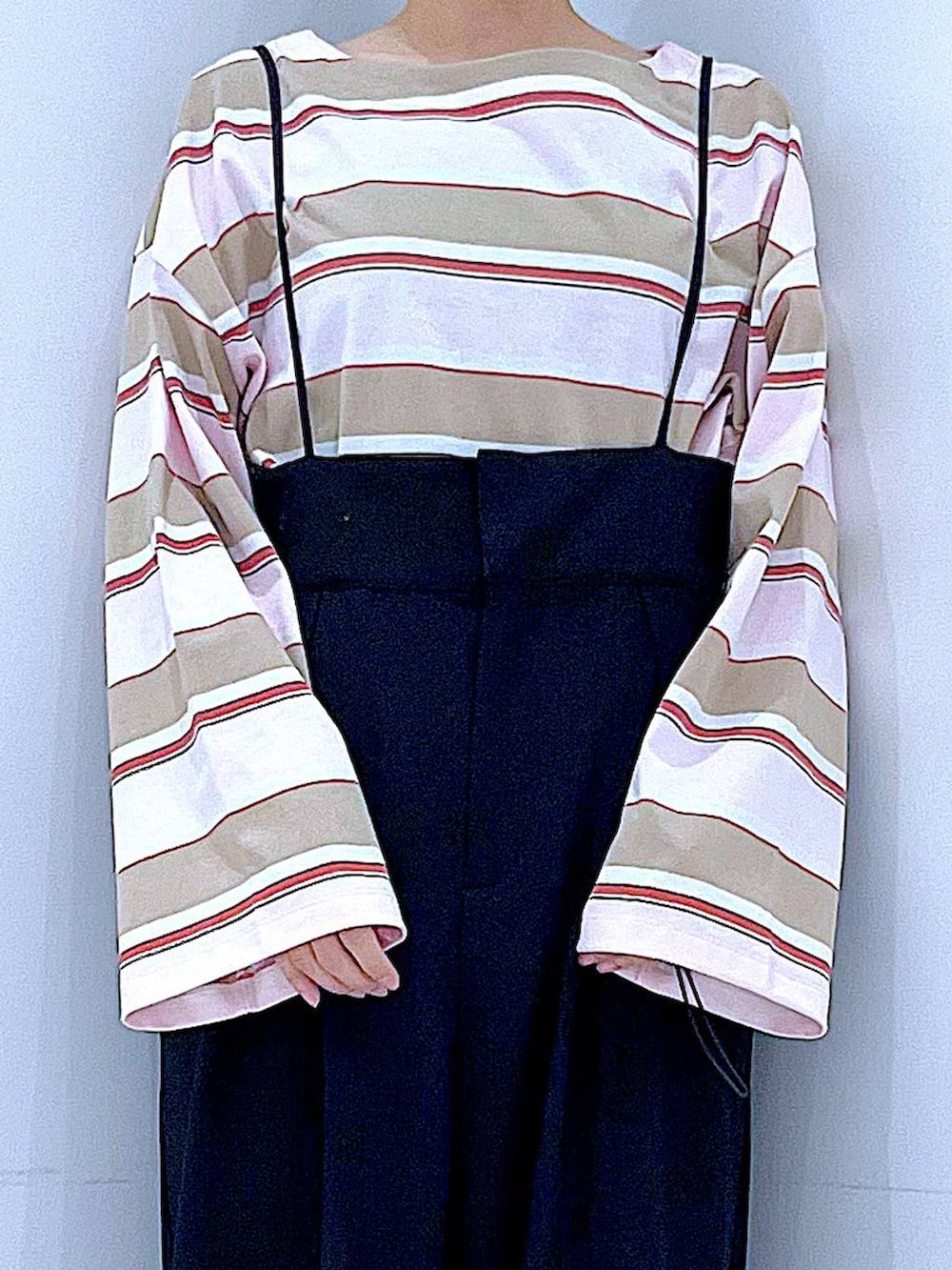 ブラック系のローファー、ホワイト系のショルダーバッグ、ブラック系のサロペット/オーバーオールを着用したレディースの春コーディネートの7枚目の写真