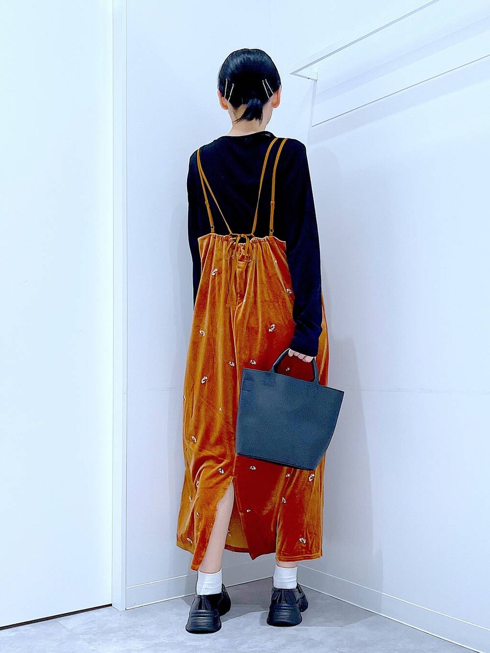 ブラック系のTシャツ/カットソー、ブラック系のショルダーバッグ、ブラック系のローファーを着用したレディースの秋コーディネートの5枚目の写真