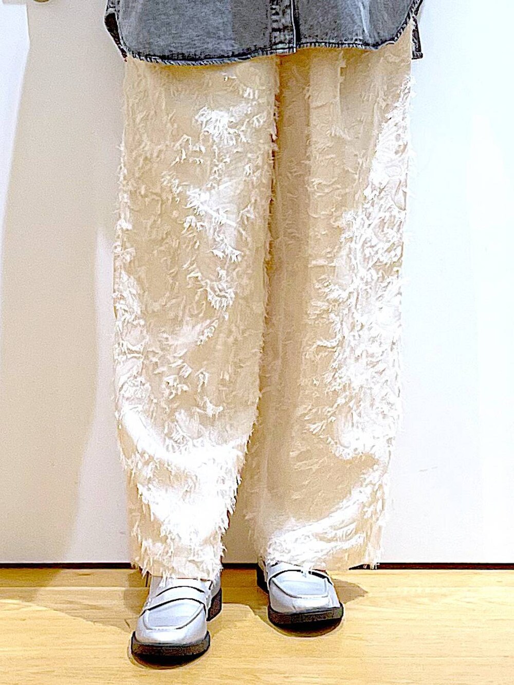 シルバー系のローファー、グレー系のシャツ/ブラウス、ベージュ系のショルダーバッグを着用したレディースの春コーディネートの8枚目の写真