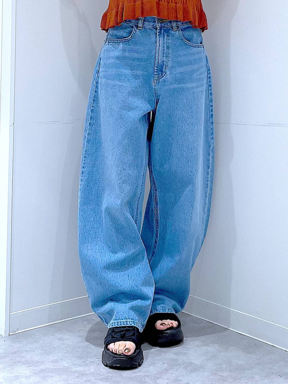ブラウン系のその他トップス、ベージュ系のTシャツ/カットソー、ブルー系のデニムパンツを着用したレディースの夏コーディネートの8枚目の写真