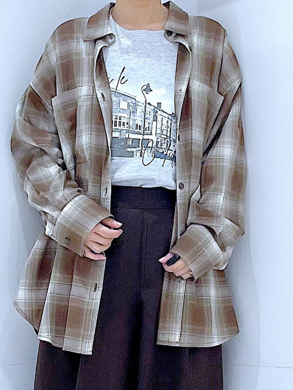 ブラウン系のシャツ/ブラウス、グレー系のTシャツ/カットソー、ブラウン系のスラックスを着用したレディースの秋コーディネートの7枚目の写真
