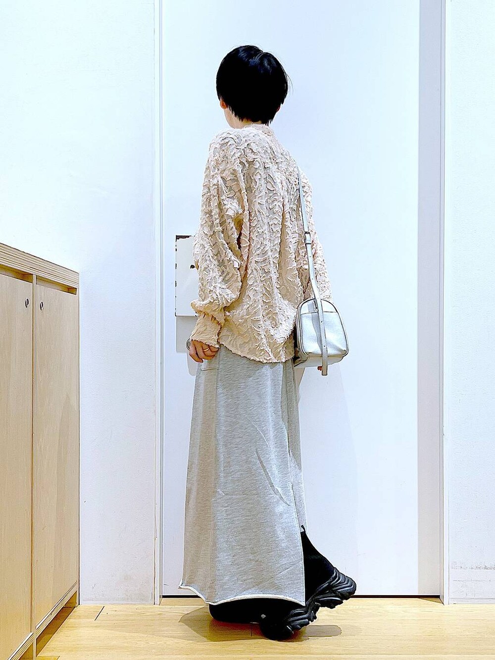「リラックス、若見え、ゆったり、休日コーデ、骨格ウェーブ、LAKOLE、シャツ、差し色コーデ、春コーデ、春色、スカート、カジュアルコーデ、カジュアル、楽ちんコーデ、ショルダーバッグ」｜「LAKOLEのニットスニーカーソールブーツ / 140064（ブーツ、ブラック系）」を使った、あおき@LAKOLE海老名さん（レディース・156cm）の冬コーディネートの3枚目の写真
