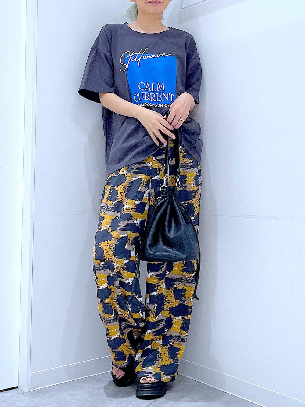 グレー系のTシャツ/カットソー、グレー系のその他パンツ、ブラック系のサンダルを着用したレディースの夏コーディネートの6枚目の写真