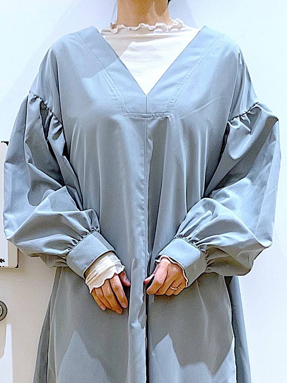 ベージュ系のTシャツ/カットソー、ホワイト系のパンプス、ベージュ系のショルダーバッグを着用したレディースの春コーディネートの7枚目の写真