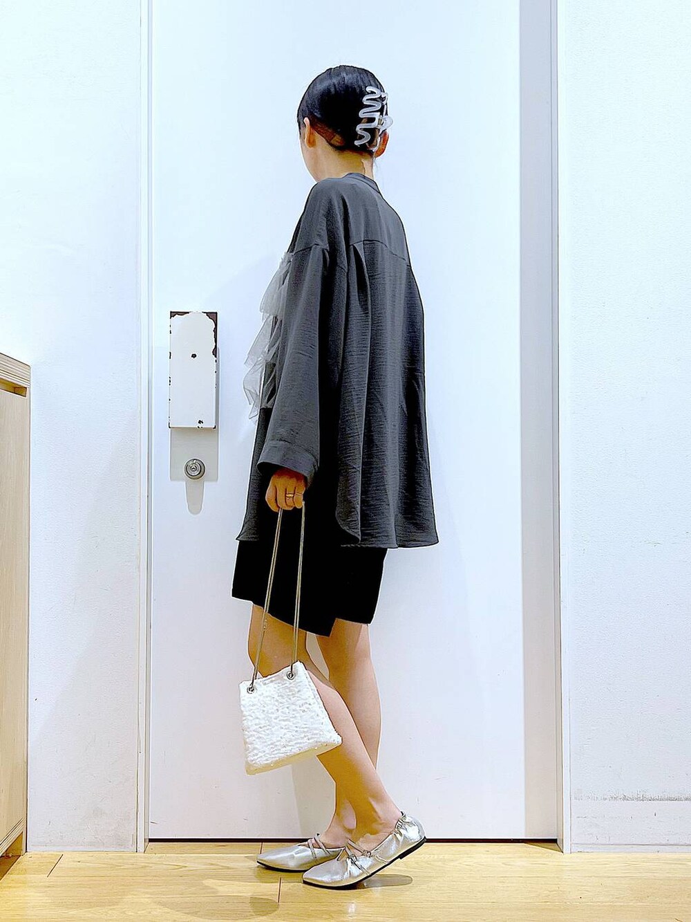 ブラック系のその他パンツ、シルバー系のパンプス、グレー系のシャツ/ブラウスを着用したレディースの秋コーディネートの3枚目の写真