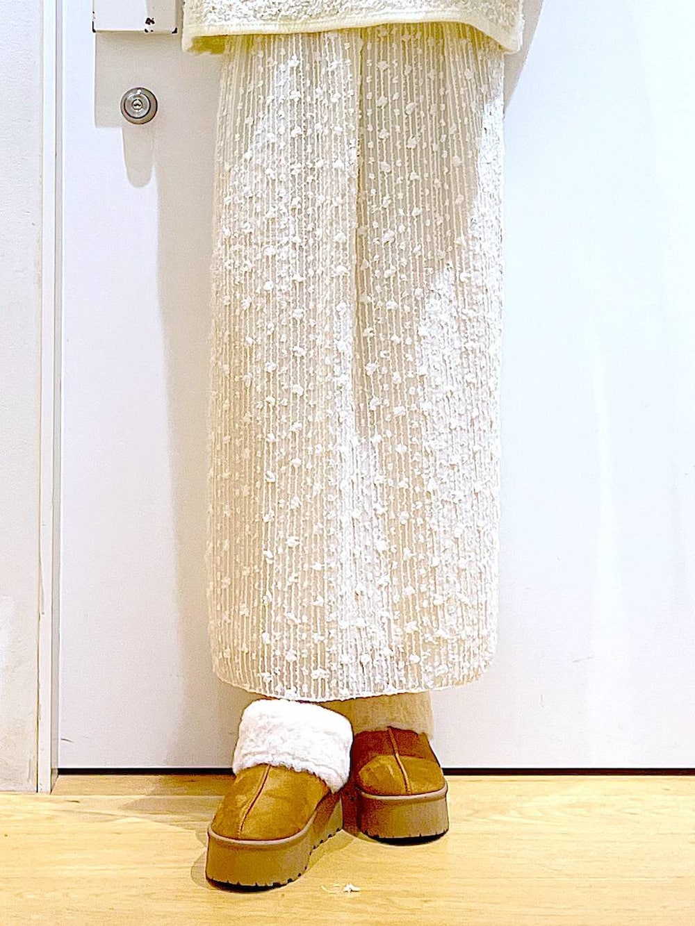 グリーン系のニット/セーター、グリーン系のショルダーバッグ、ベージュ系のベストを着用したレディースの秋コーディネートの8枚目の写真