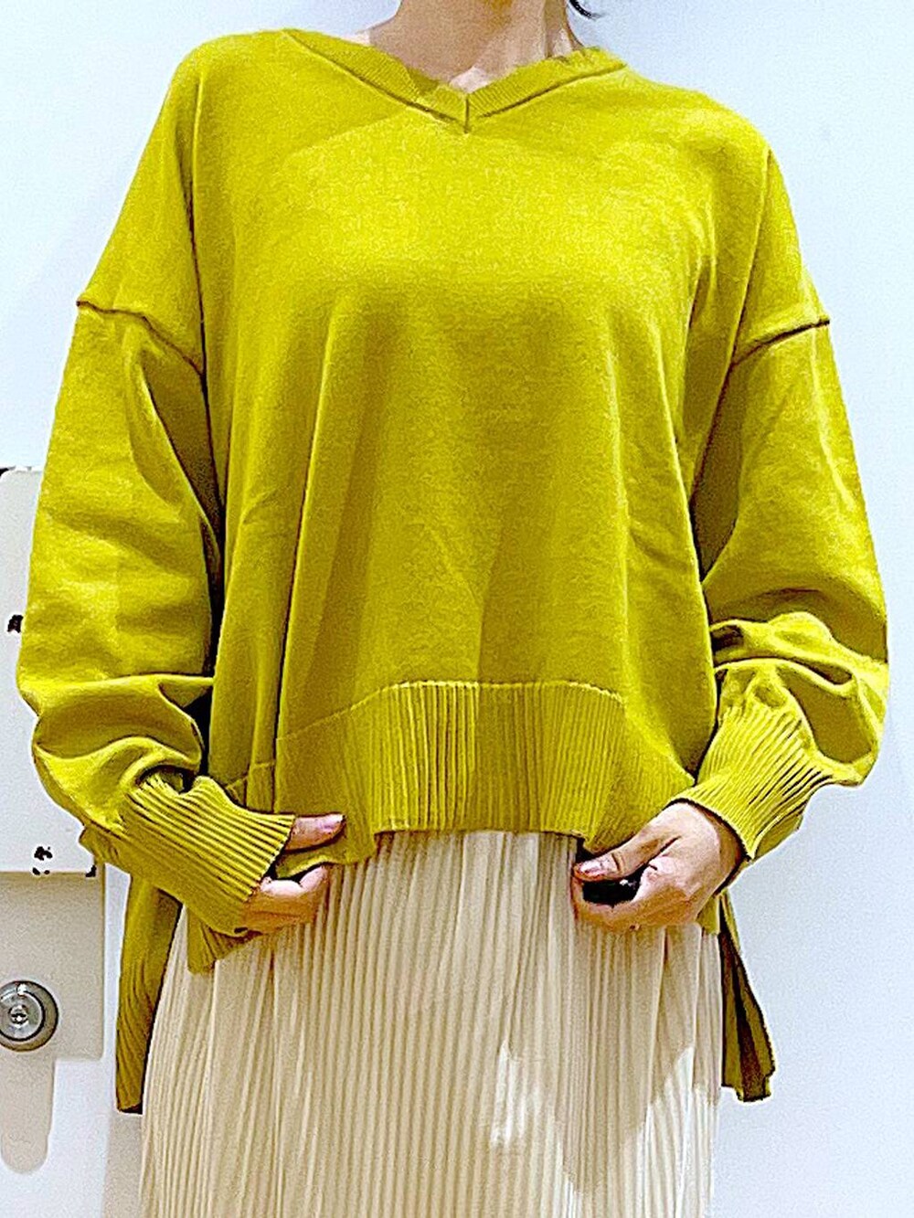 その他のショルダーバッグ、ホワイト系のスカート、ブラック系のブーツを着用したレディースの冬コーディネートの7枚目の写真