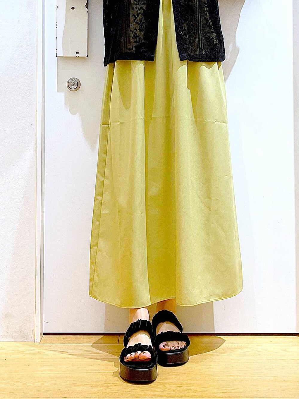 ブラック系のサンダル、ブラック系のシャツ/ブラウス、グリーン系のワンピースを着用したレディースの秋コーディネートの8枚目の写真