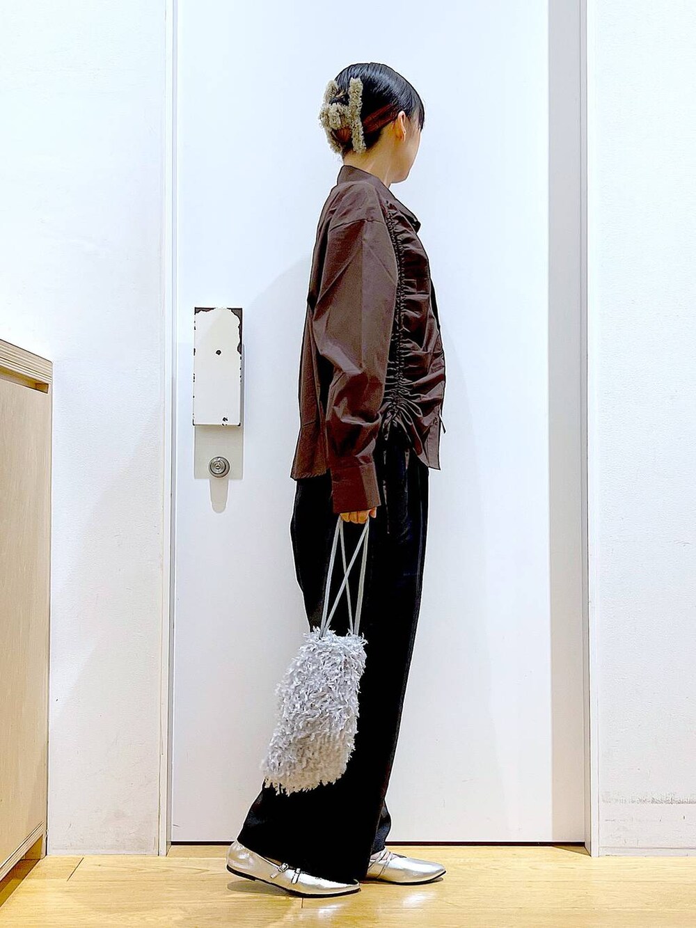 グレー系のショルダーバッグ、シルバー系のパンプス、ブラウン系のシャツ/ブラウスを着用したレディースの秋コーディネートの4枚目の写真