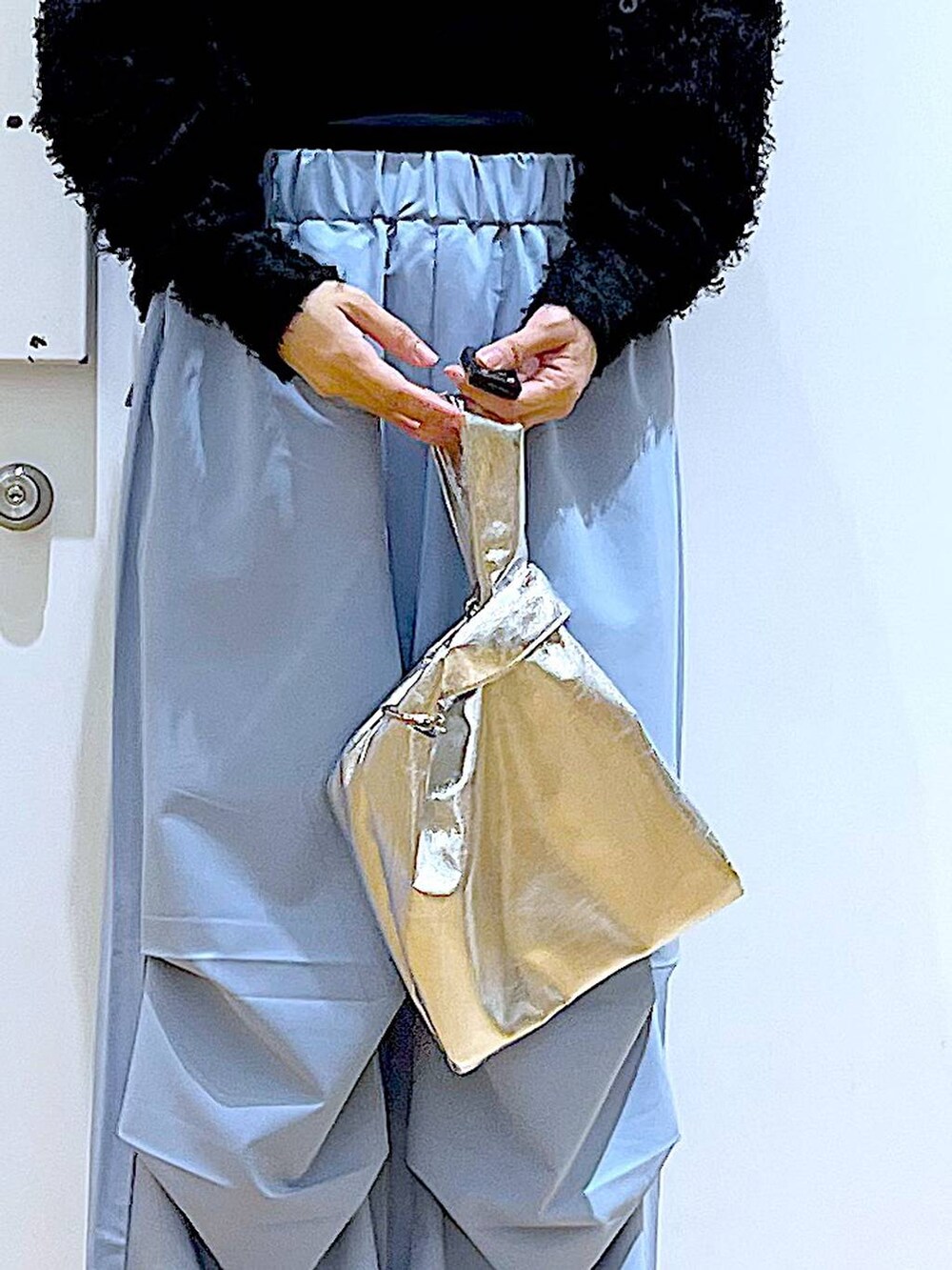 ブルー系のその他パンツ、ブラック系のシャツ/ブラウス、ブラック系のスニーカーを着用したレディースの春コーディネートの9枚目の写真