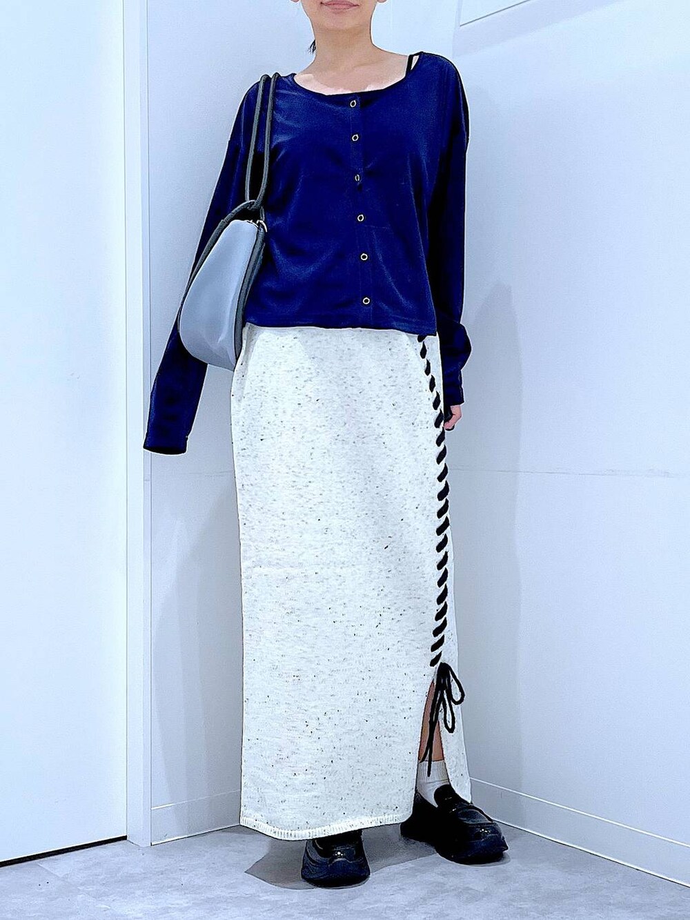 ブラック系のローファー、ブルー系のTシャツ/カットソー、グレー系のショルダーバッグを着用したレディースの秋コーディネートの6枚目の写真