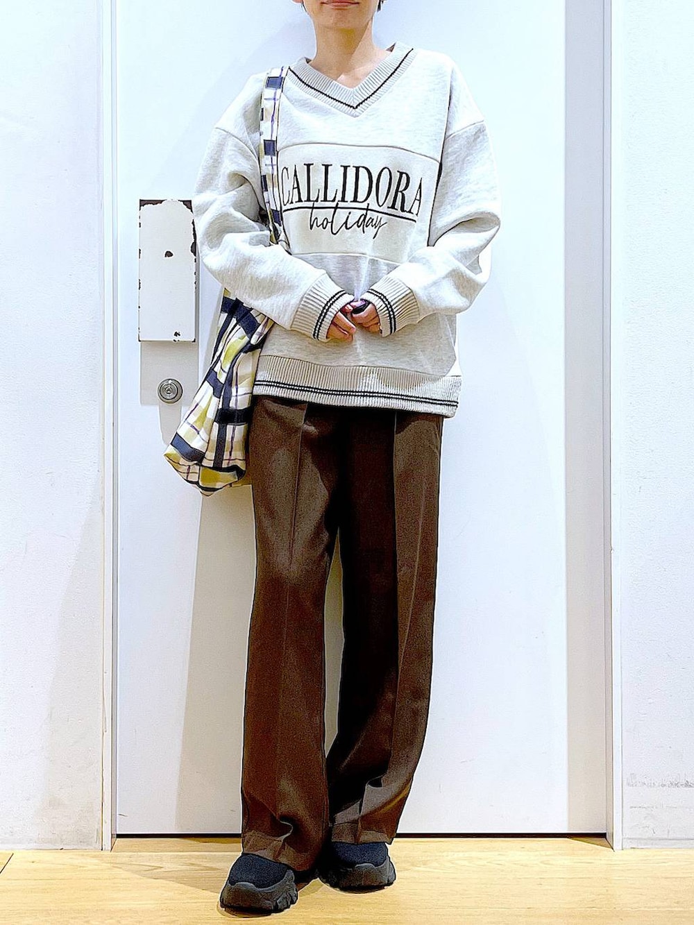 ブラック系のブーツ、その他のトートバッグ、ブラウン系のその他パンツを着用したレディースの冬コーディネートの6枚目の写真