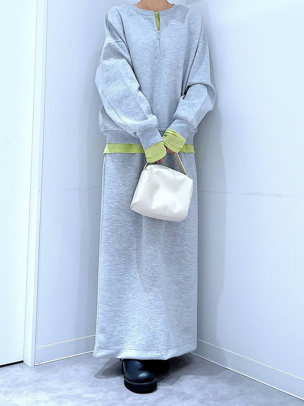 グリーン系のTシャツ/カットソー、ホワイト系のショルダーバッグ、ブラック系のサンダルを着用したレディースの春コーディネートの6枚目の写真