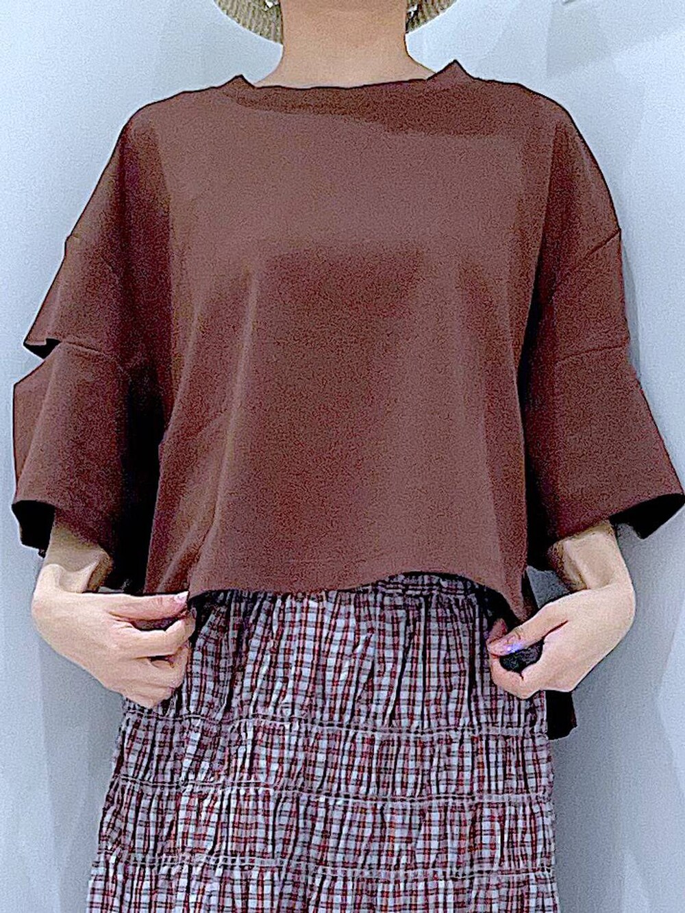 ベージュ系のショルダーバッグ、シルバー系のサンダル、ブラウン系のTシャツ/カットソーを着用したレディースの夏コーディネートの7枚目の写真