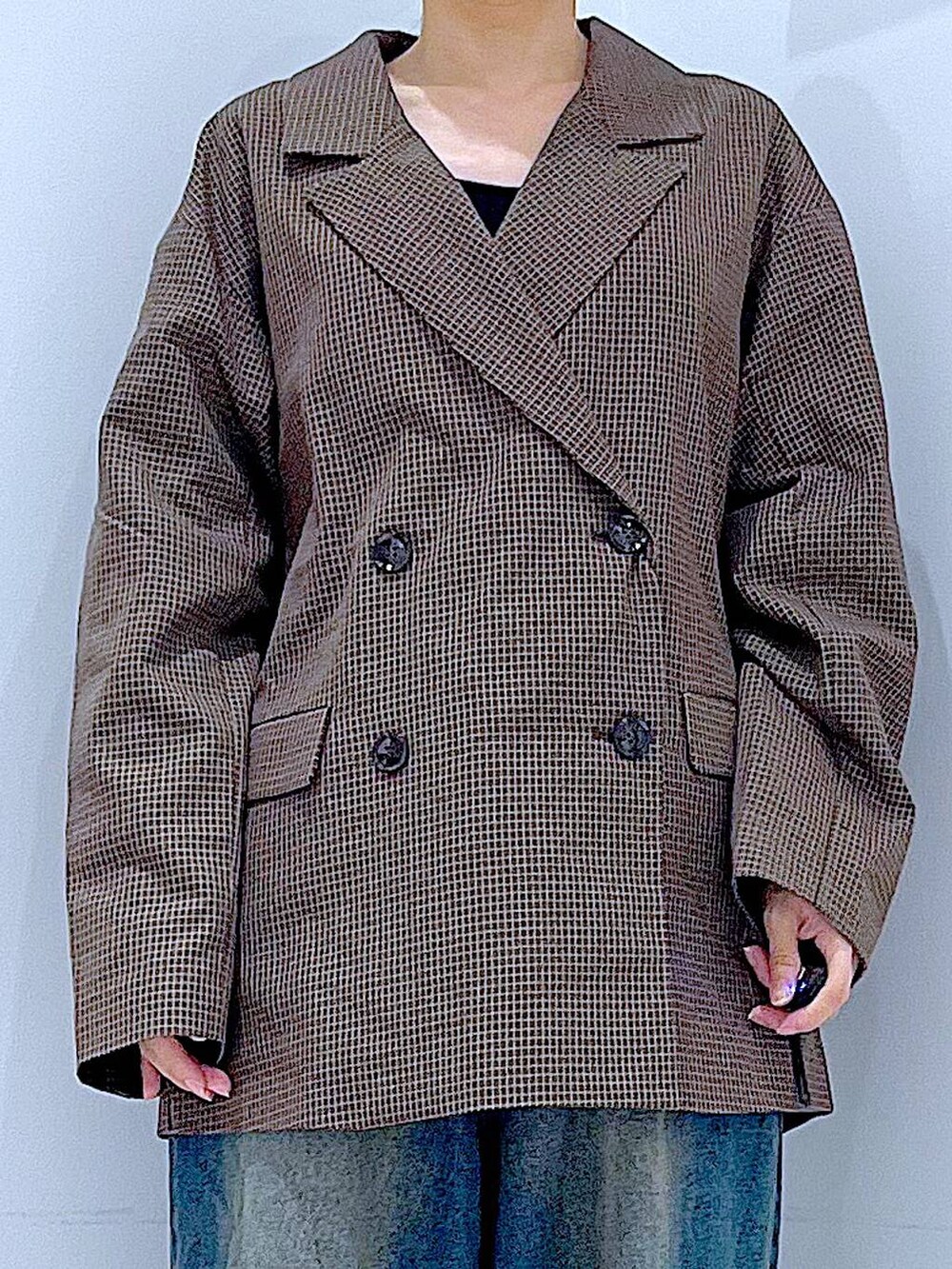 ブラック系のローファー、ブルー系のショルダーバッグ、ブルー系のデニムパンツを着用したレディースの秋コーディネートの7枚目の写真