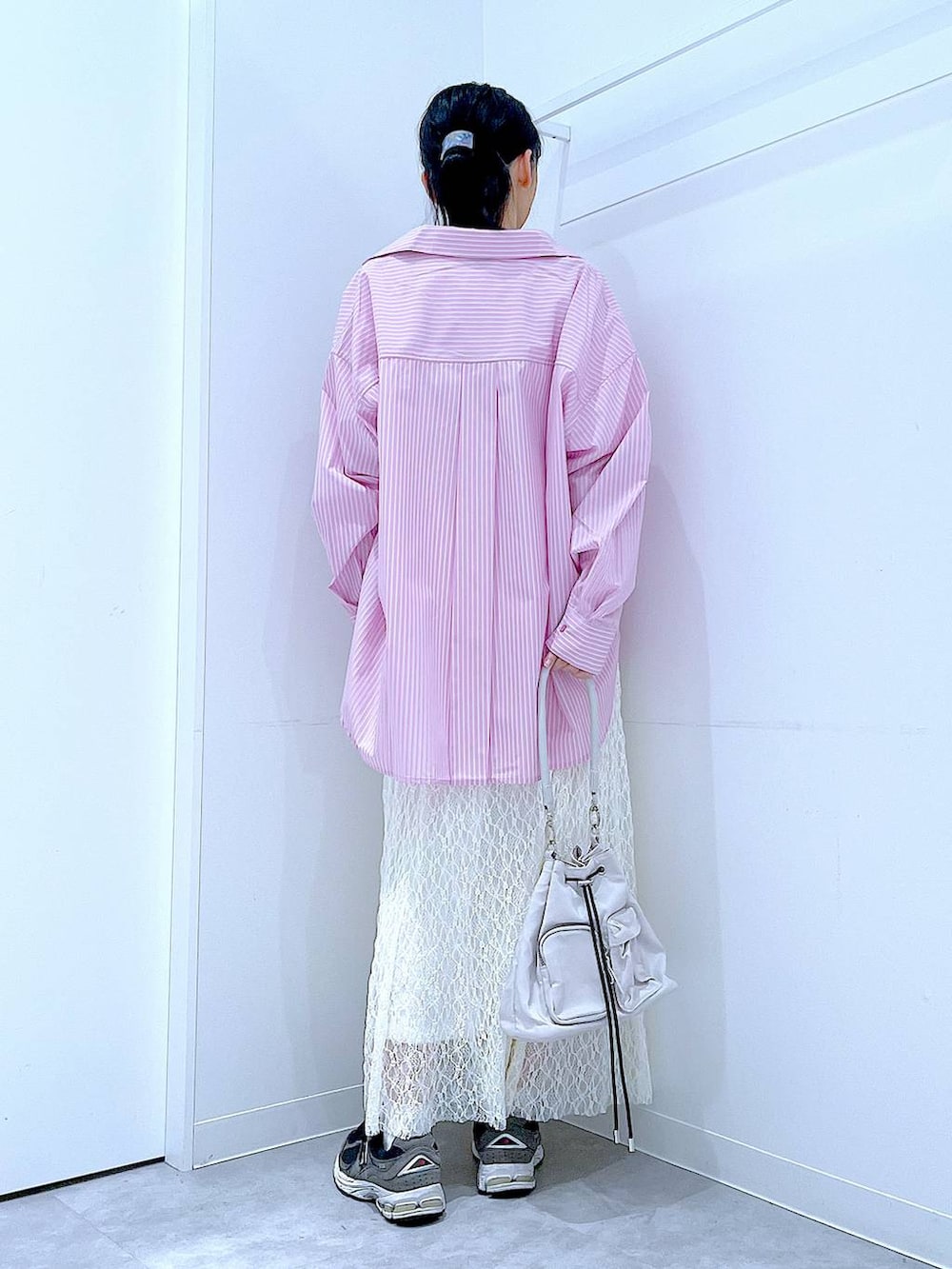 ピンク系のシャツ/ブラウス、ホワイト系のショルダーバッグ、ホワイト系のTシャツ/カットソーを着用したレディースの春コーディネートの5枚目の写真