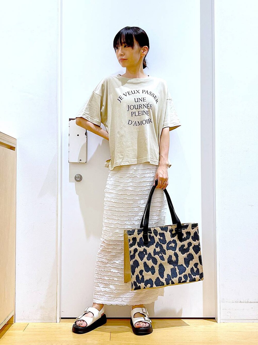 ホワイト系のサンダル、その他のトートバッグ、ホワイト系のスカートを着用したレディースの夏コーディネートの2枚目の写真