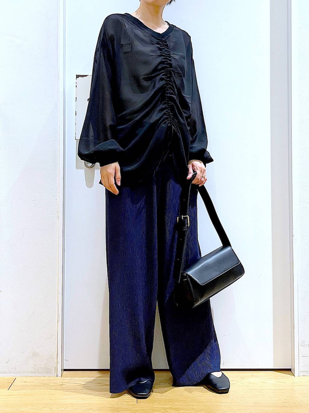 ブラック系のパンプス、ブラック系のショルダーバッグ、ブラック系のシャツ/ブラウスを着用したレディースの夏コーディネートの6枚目の写真