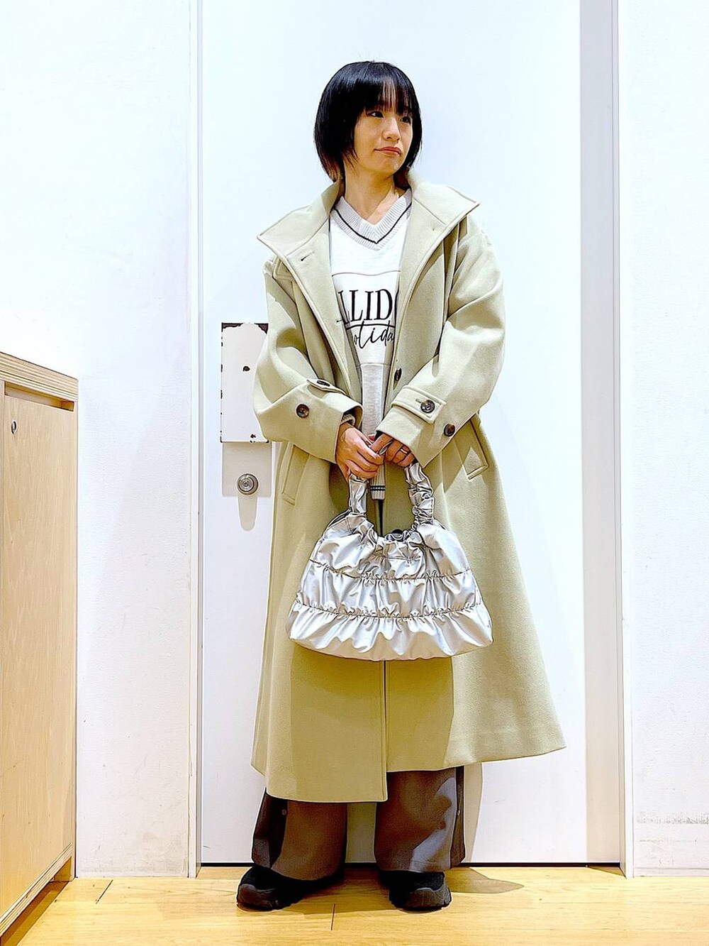 「LAKOLE、リラックス、若見え、ゆったり、休日コーデ、骨格ウェーブ、スウェット、ウーリーテック、コート、カジュアル、カジュアルコーデ、ワイドパンツ、冬コーデ、冬アウター、ショルダーバッグ」｜「LAKOLEのウーリーテックスタンドコート / 116704（ステンカラーコート、グリーン系）」を使った、あおき@LAKOLE海老名さん（レディース・156cm）の冬コーディネートの2枚目の写真