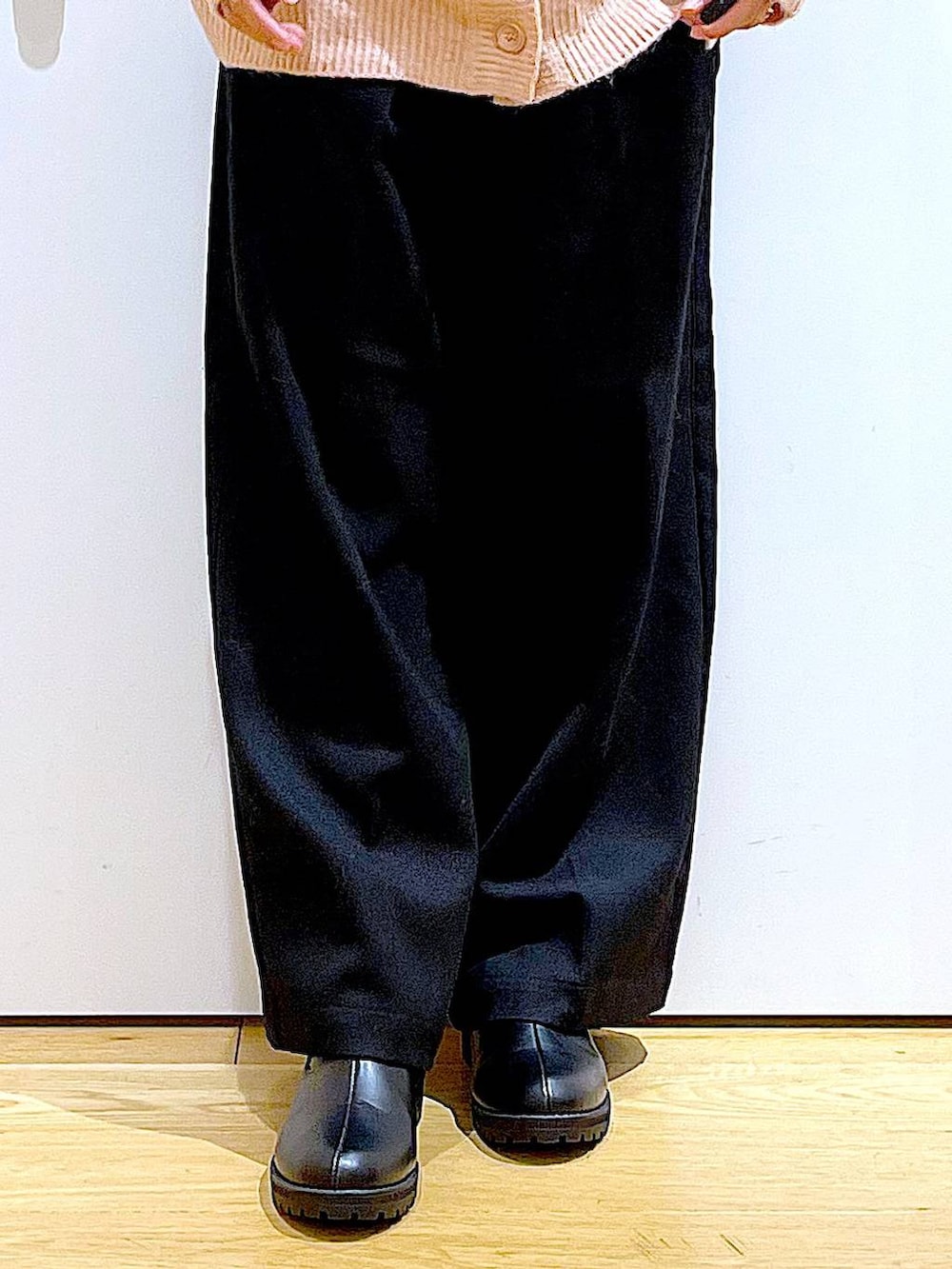 ブラック系のショルダーバッグ、ブラック系のブーツ、ブラック系のニット/セーターを着用したレディースの冬コーディネートの8枚目の写真