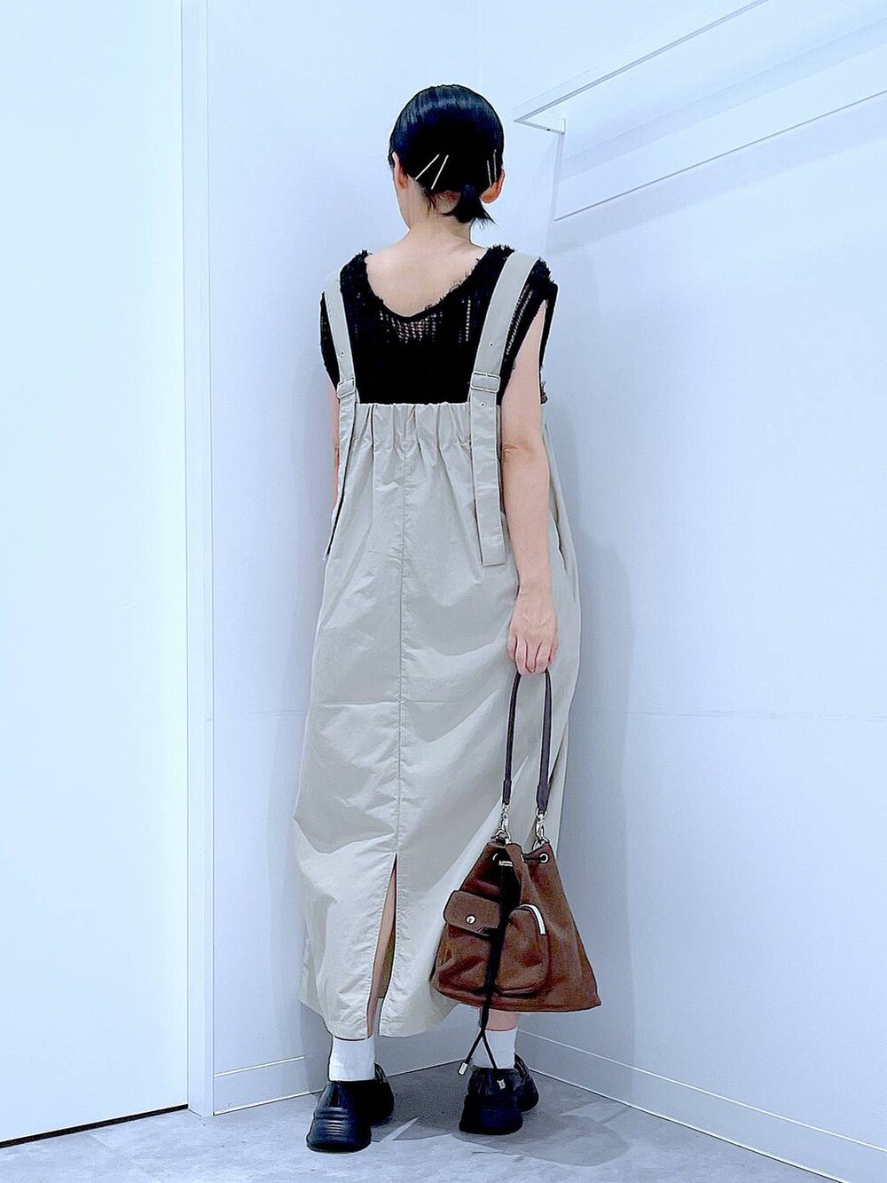 ブラック系のローファー、ブラウン系のショルダーバッグ、グレー系のワンピースを着用したレディースの秋コーディネートの5枚目の写真