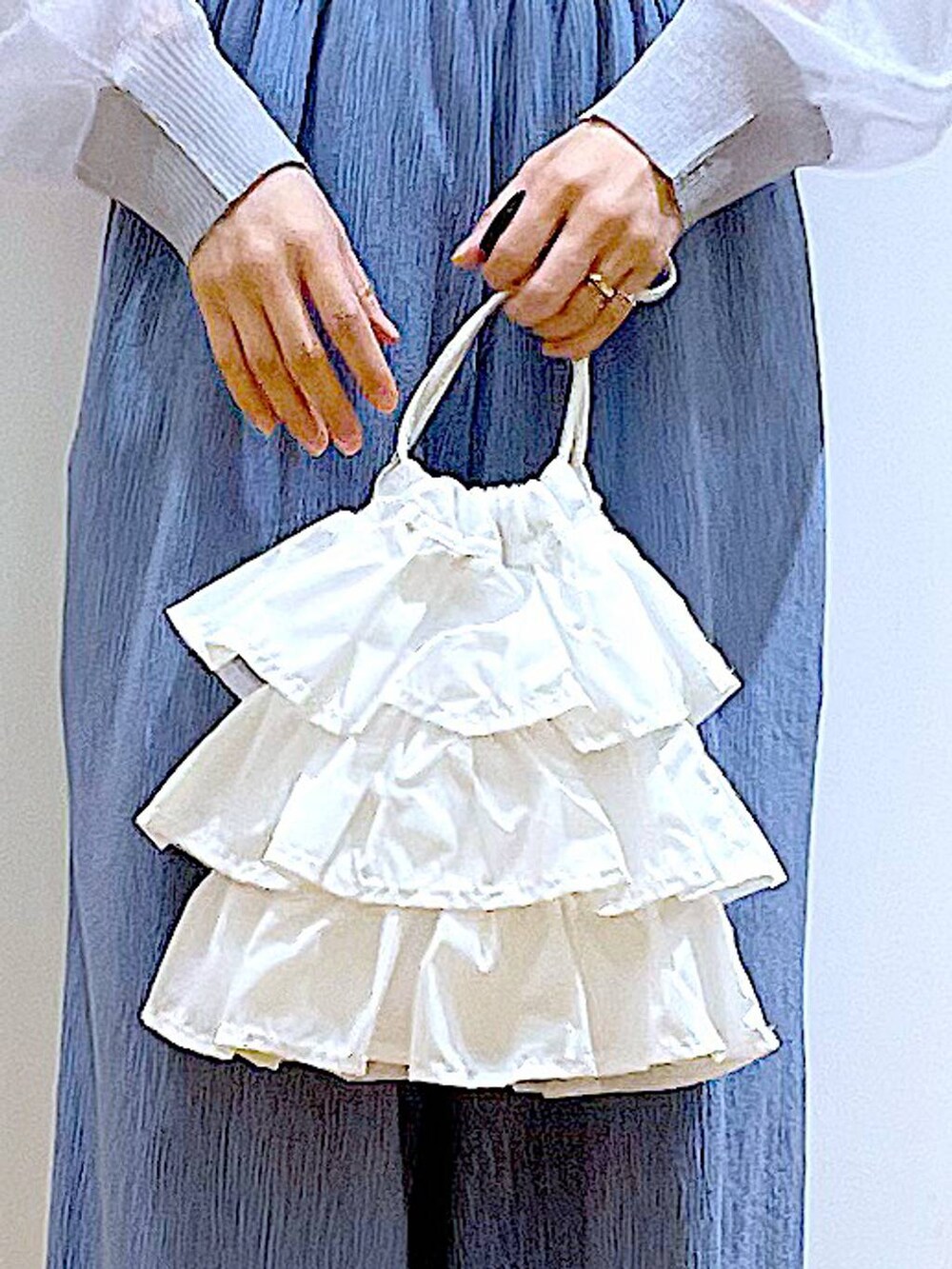 ホワイト系のショルダーバッグ、シルバー系のサンダル、グレー系のカーディガン/ボレロを着用したレディースの春コーディネートの9枚目の写真