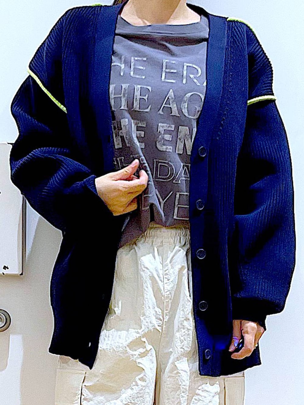 グレー系のTシャツ/カットソー、ベージュ系のブーツ、ホワイト系のショルダーバッグを着用したレディースの冬コーディネートの7枚目の写真