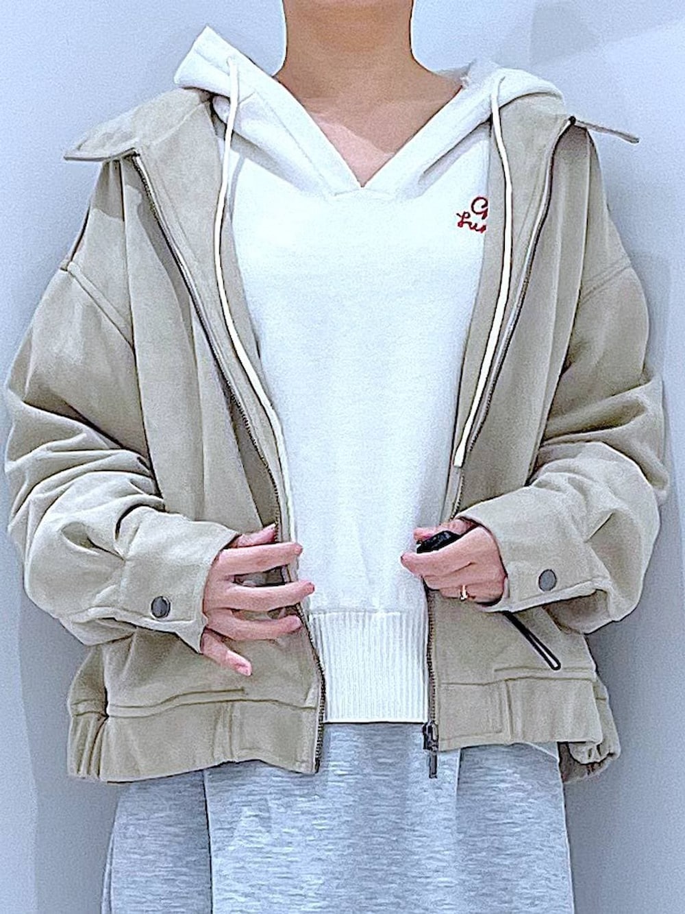 ホワイト系のショルダーバッグ、ベージュ系のニット/セーター、グレー系のスカートを着用したレディースの春コーディネートの7枚目の写真