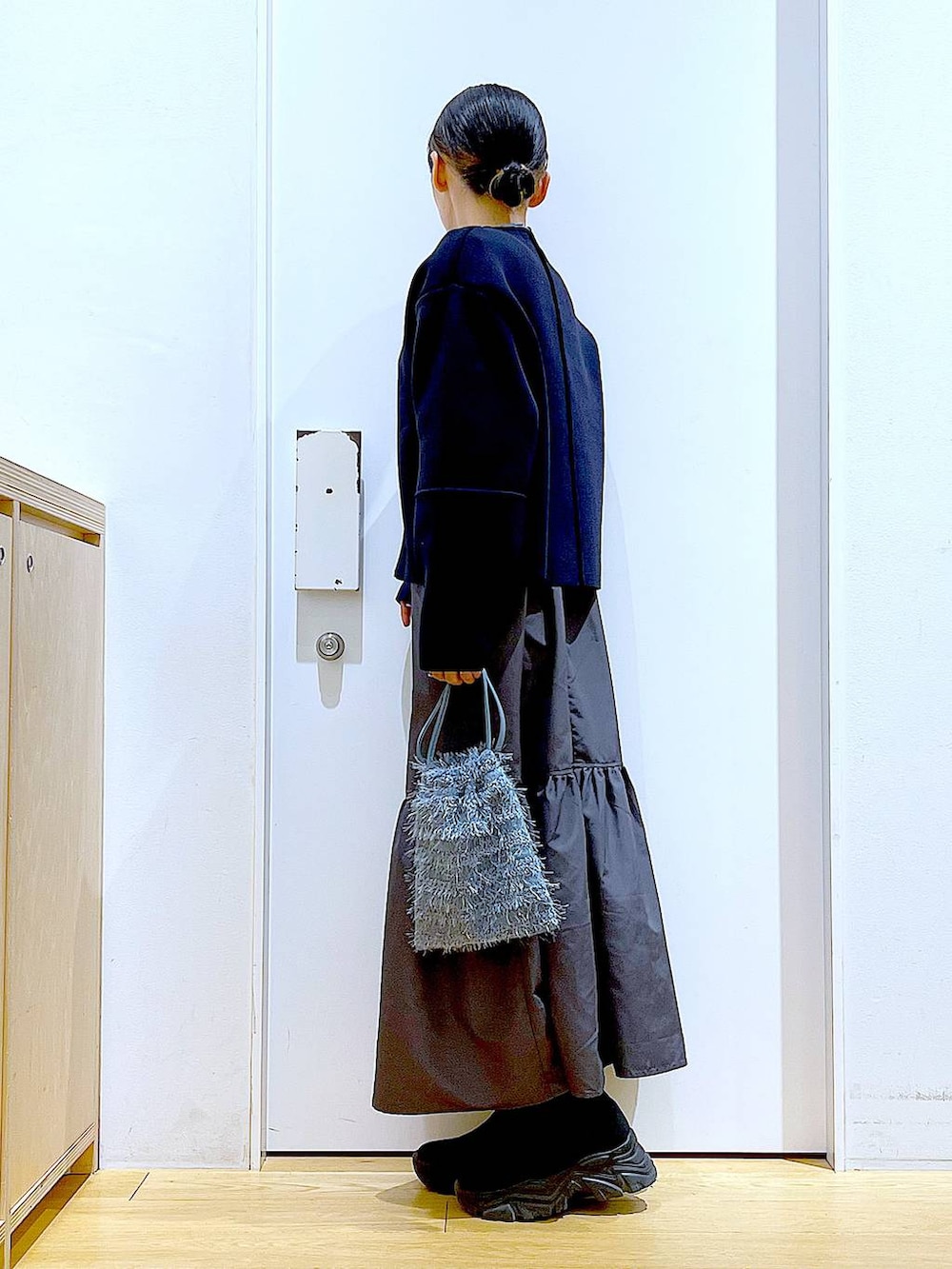 ブルー系のTシャツ/カットソー、ブラック系のブーツ、ブルー系のショルダーバッグを着用したレディースの春コーディネートの3枚目の写真