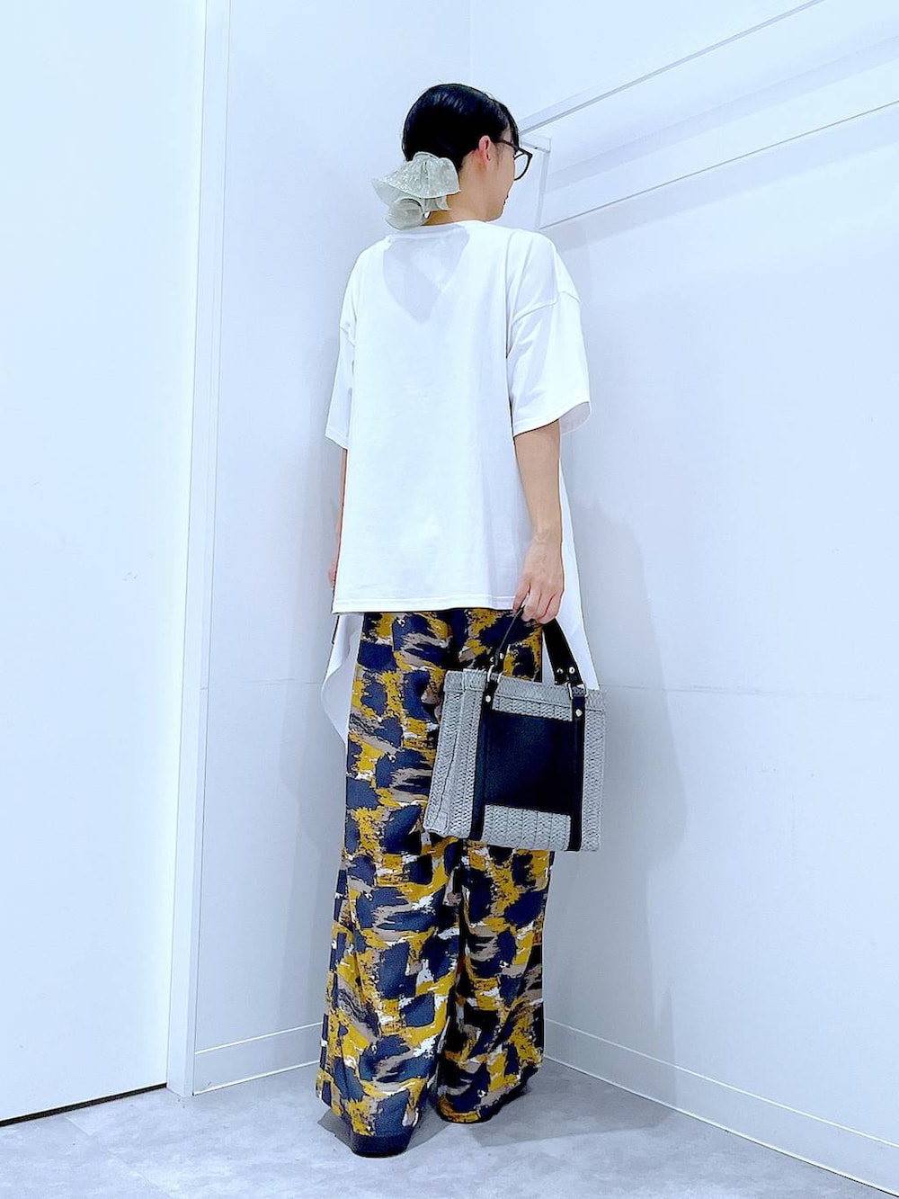 グレー系のその他パンツ、グレー系のショルダーバッグ、ブラック系のサンダルを着用したレディースの夏コーディネートの5枚目の写真
