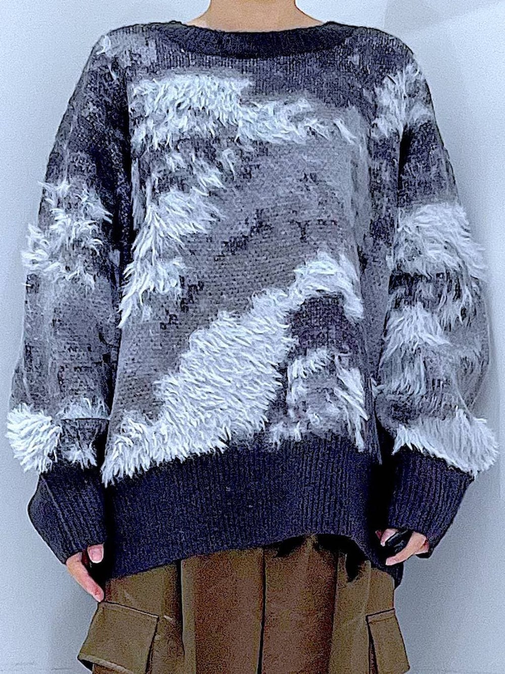 ブラック系のニット/セーター、ブラック系のブーツ、ブラック系のショルダーバッグを着用したレディースの秋コーディネートの7枚目の写真