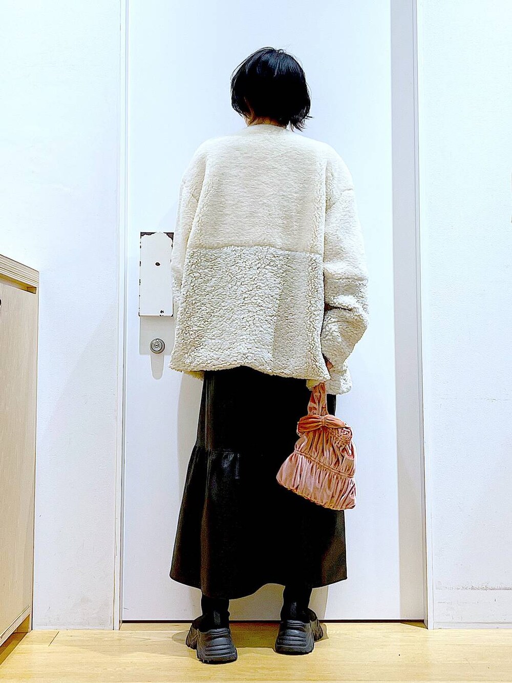 その他のニット/セーター、ピンク系のショルダーバッグ、ブラック系のブーツを着用したレディースの冬コーディネートの5枚目の写真